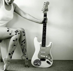 Női lábak és gitár... hmm...